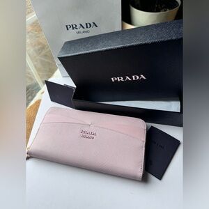 NWOT Prada Saffiano leather zippy wallet